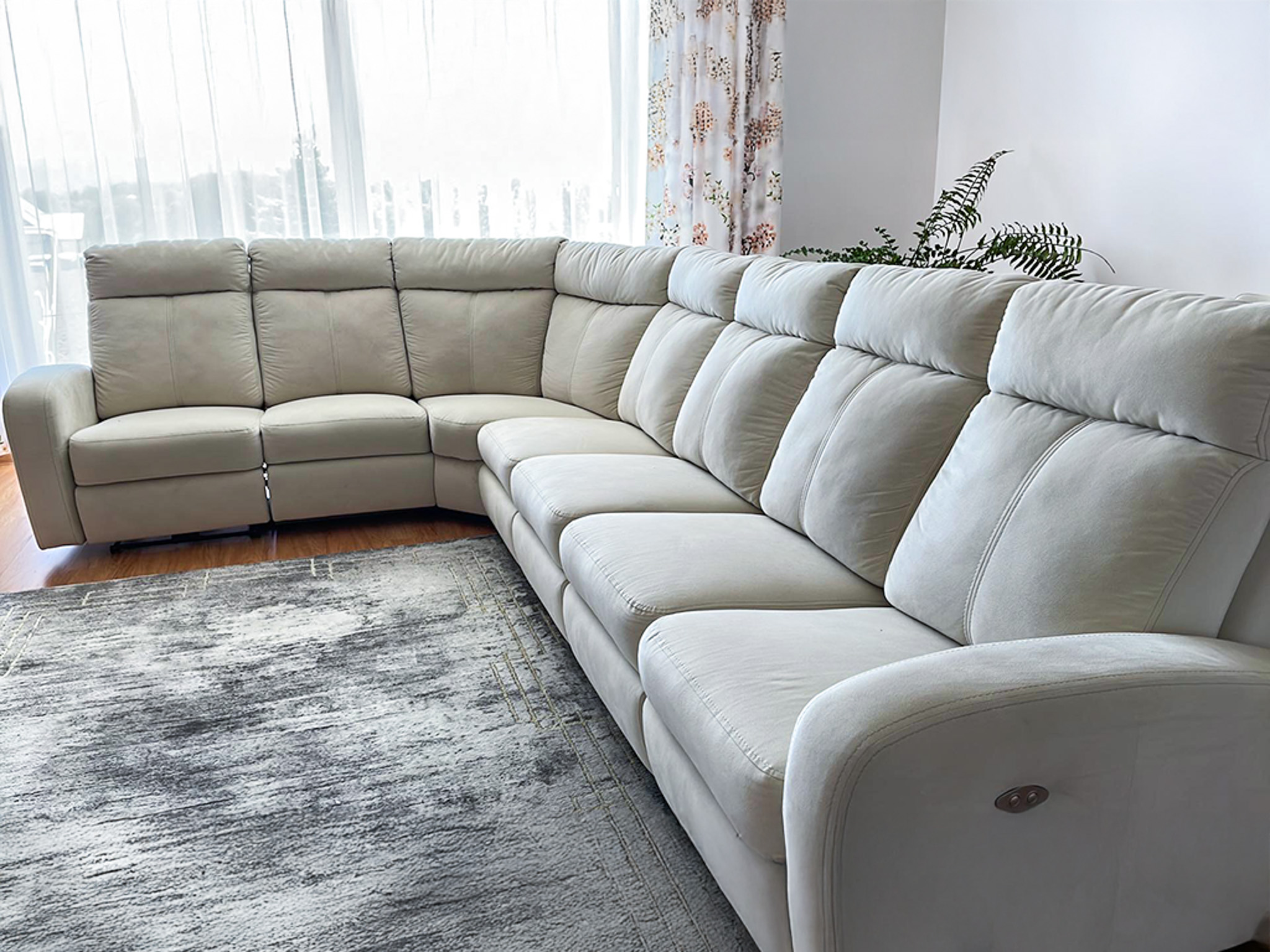 Czyszczenie fotela uszaka – zbliżenie